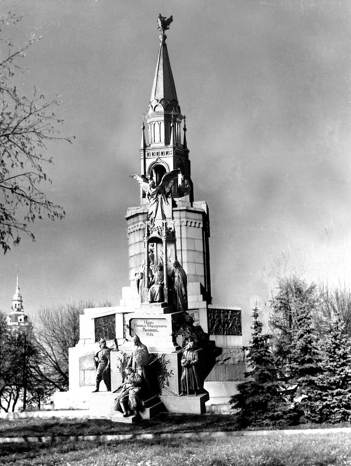 Костромичи - взгляд через 100-летие. АРХИВ Б.К. Коробова. ИСТОРИЧЕСКИЕ  ФОТОГРАФИИ. Памятник 300-летию дома Романовых